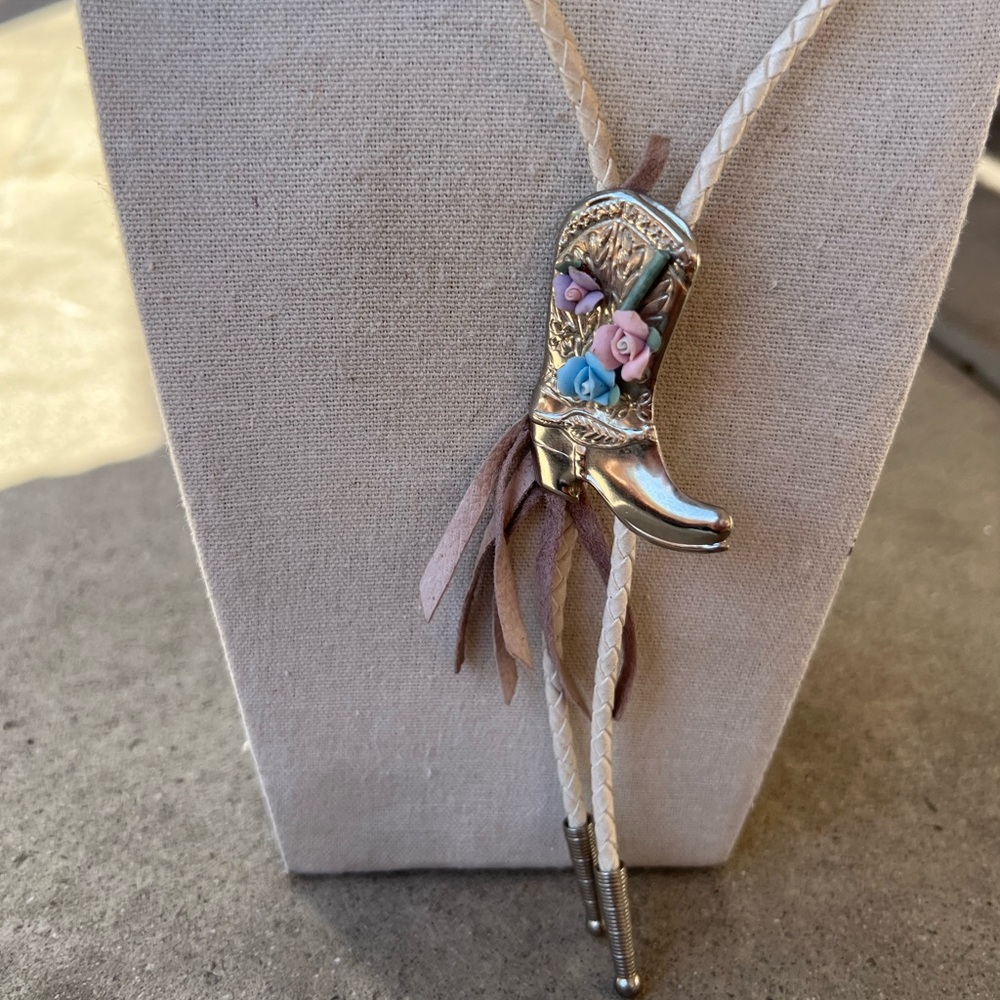 Boot pendant Western style bolo tie floral braided white cord Cowboy cowgirl - Picture 4 of 14